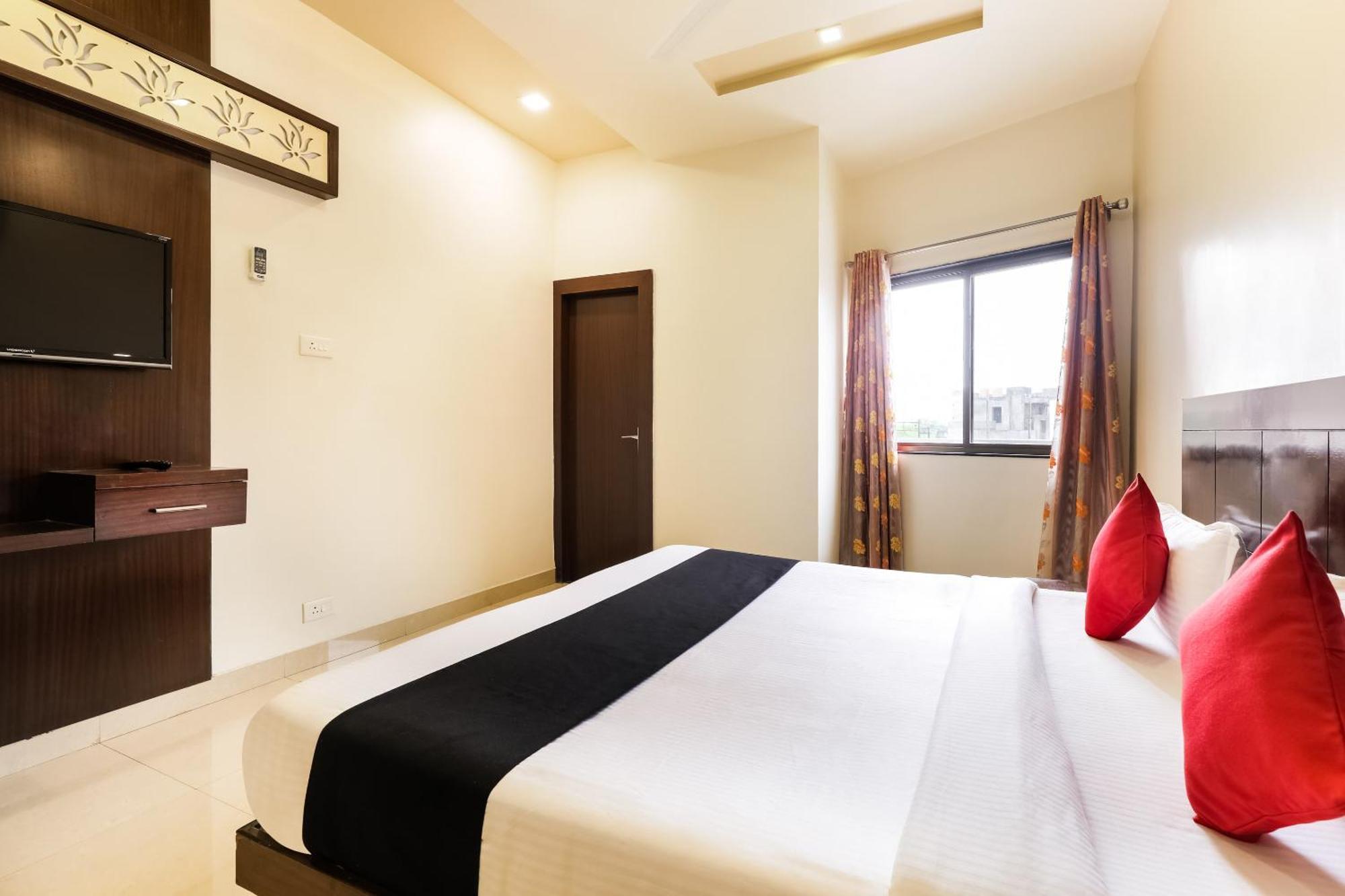 Super Townhouse Lalghati Near Airport โบปาล ภายนอก รูปภาพ