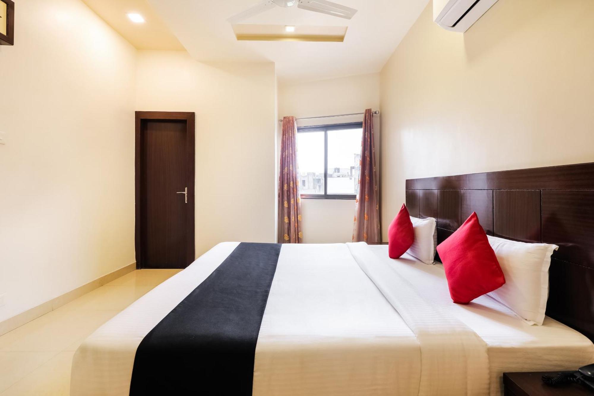 Super Townhouse Lalghati Near Airport โบปาล ภายนอก รูปภาพ