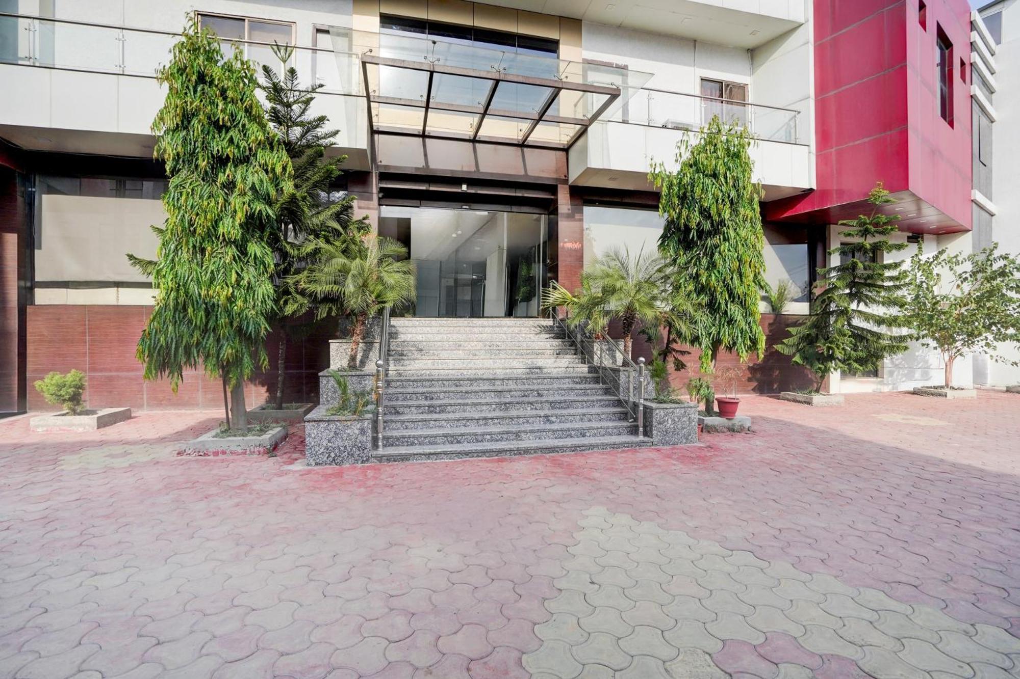 Super Townhouse Lalghati Near Airport โบปาล ภายนอก รูปภาพ